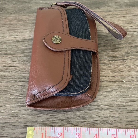 Adorable Lucky Brand wristlet / wallet - Picture 2 of 11